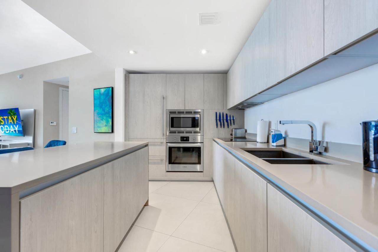 The Ultimate Resort: Beachfront 2BR with Ocean View & Rooftop Amenities Hollywood Exterior photo