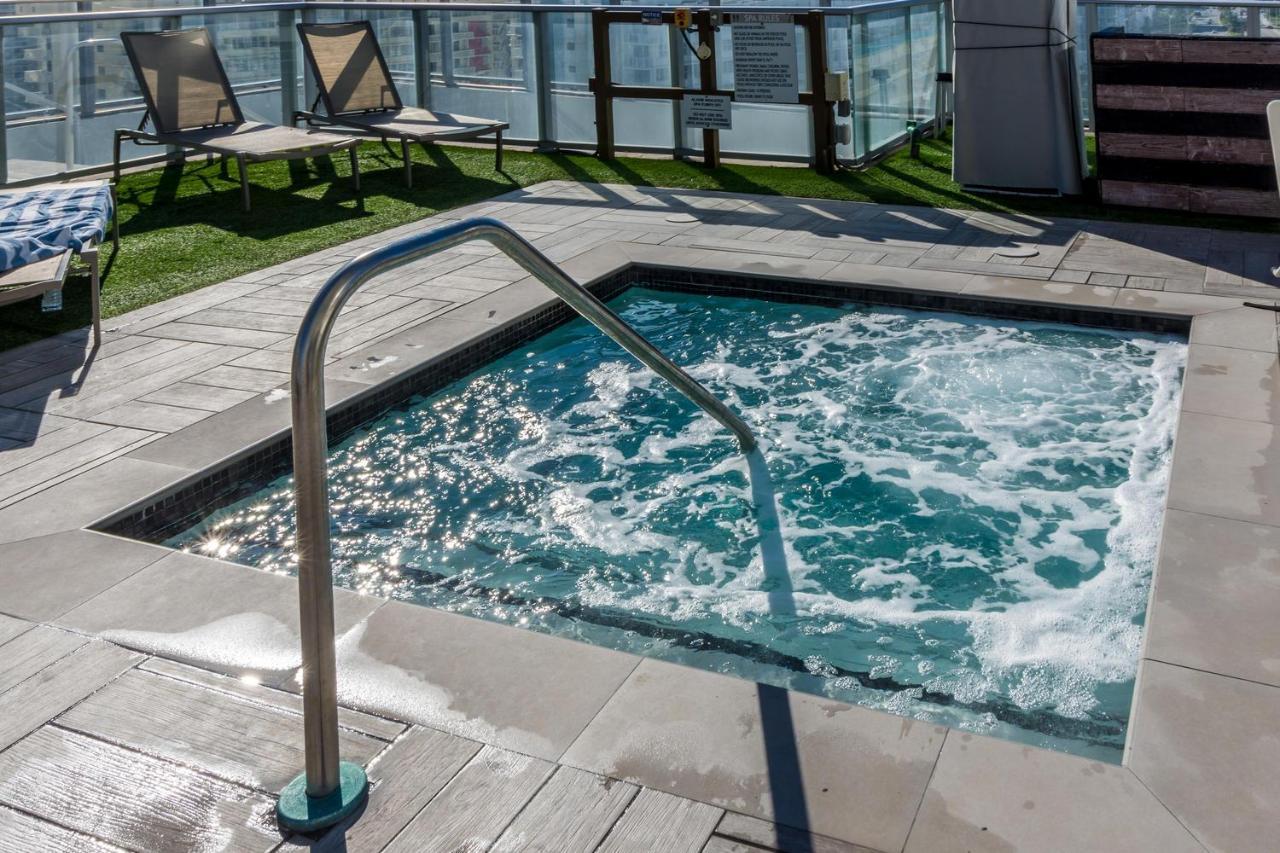 The Ultimate Resort: Beachfront 2BR with Ocean View & Rooftop Amenities Hollywood Exterior photo